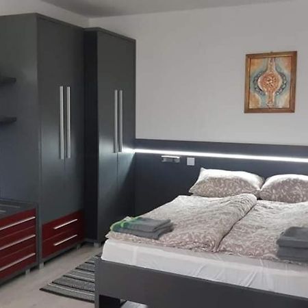 Szoba Konyha Lakas Komárno Buitenkant foto